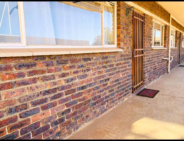 2 BEDROOM FLAT FOR SALE IN VEREENIGING CENTRAL